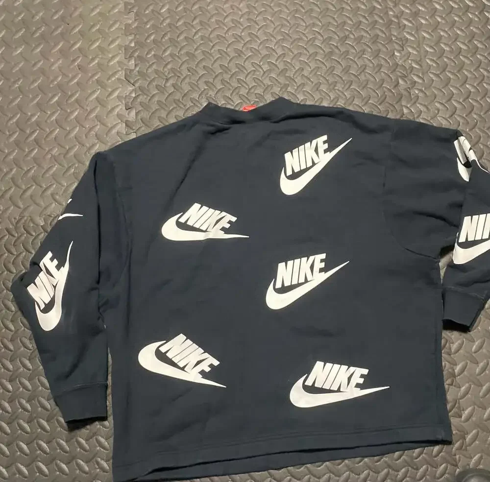 Nike W NSW Crew Futura Toss Sweatshirt, Black, Medium